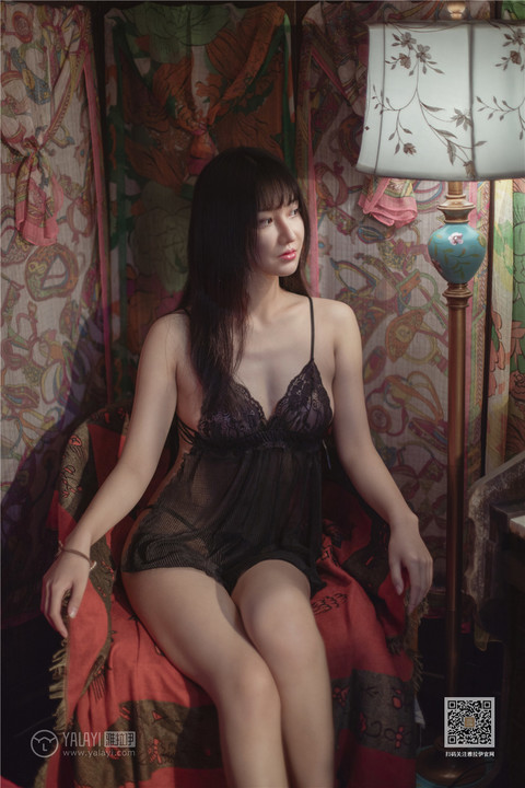 漂亮少妇韩熙蕾丝透视睡衣美乳人体大胆写真第2张图片