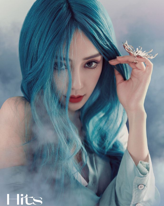 Angelababy蓝色双麻花辫发型登杂志梦幻写真图片