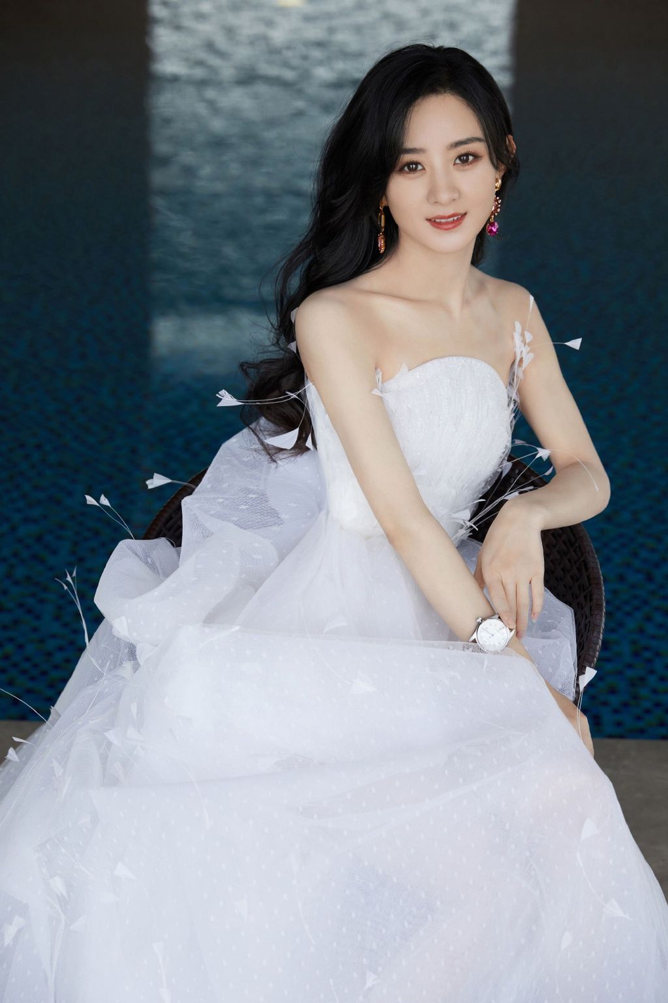 赵丽颖打扮精致，搭配白色抹胸天鹅裙，宛若公主般优雅写真