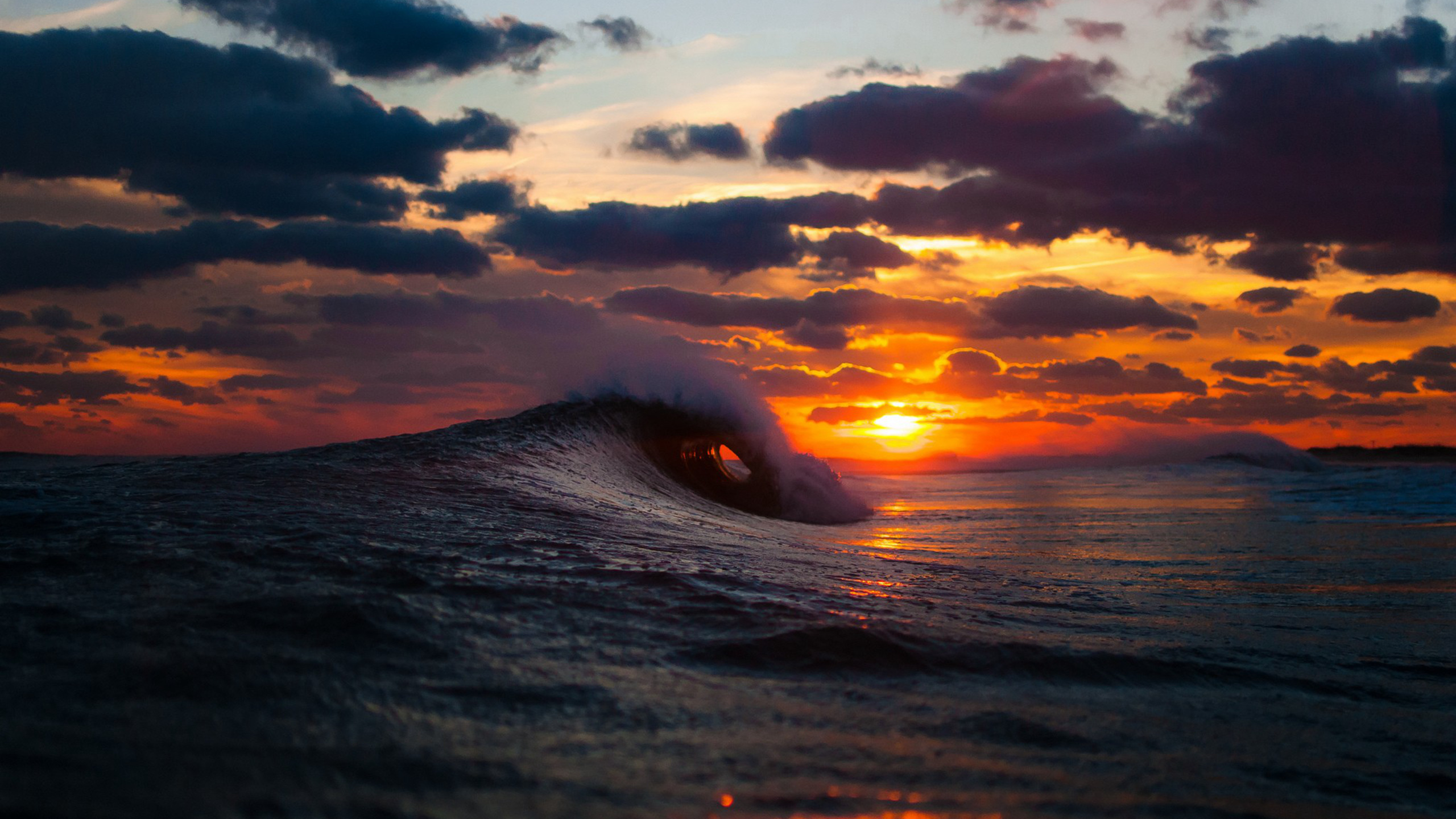 汹涌的海浪加上<span style='color:red;'>唯美</span>的海霞夕阳，好美的画面