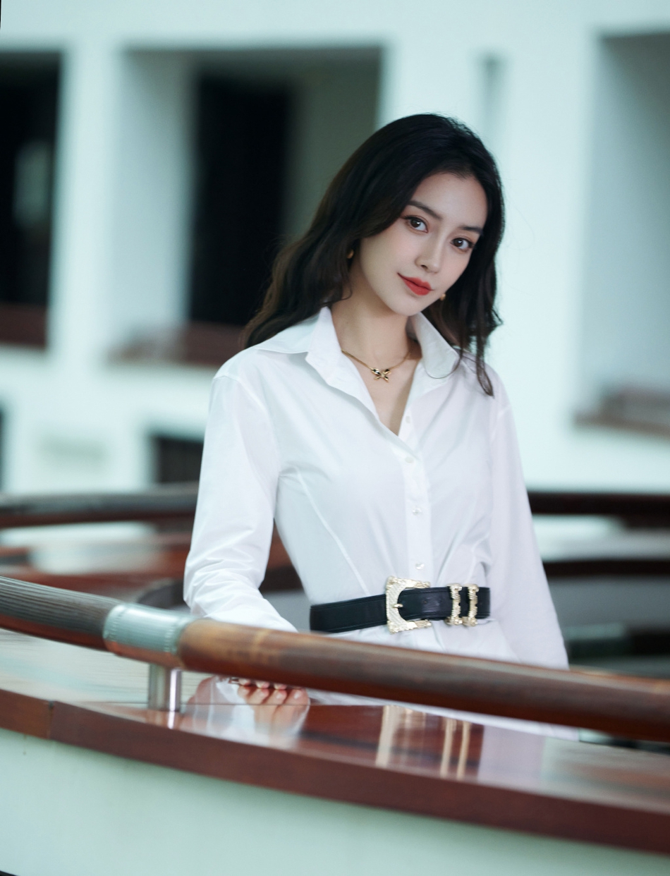 Angelababy杨颖清爽干练白色衬衫穿着气质写真照片