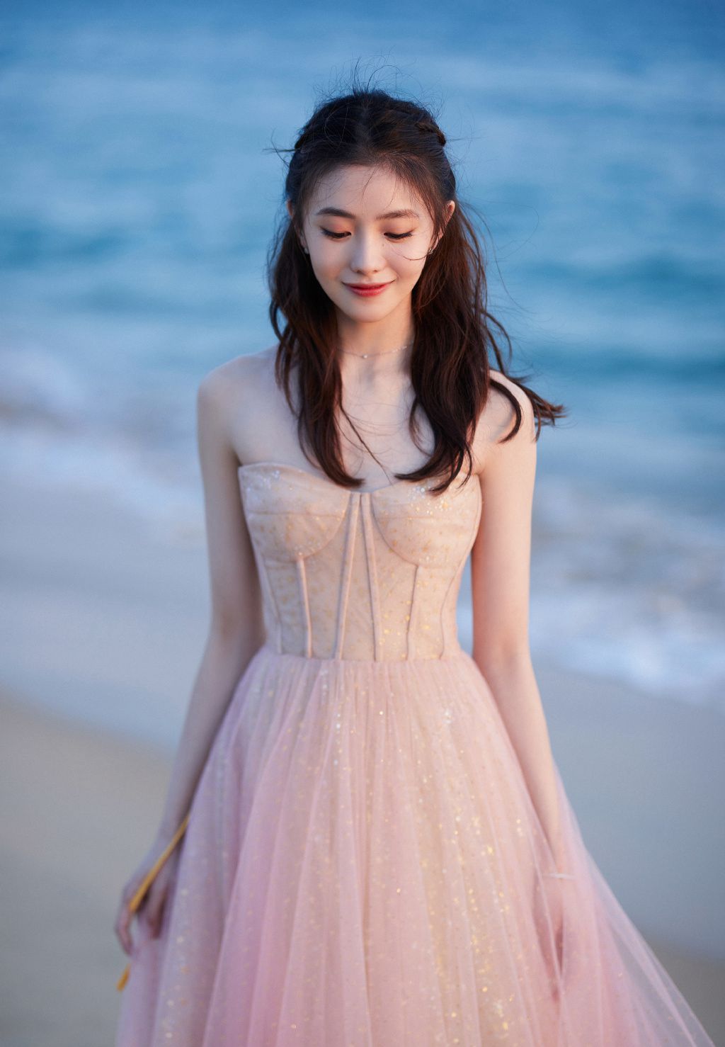 刘浩存抹胸婚纱裙礼服着身海边沙滩，椰树林清新元气写真图片