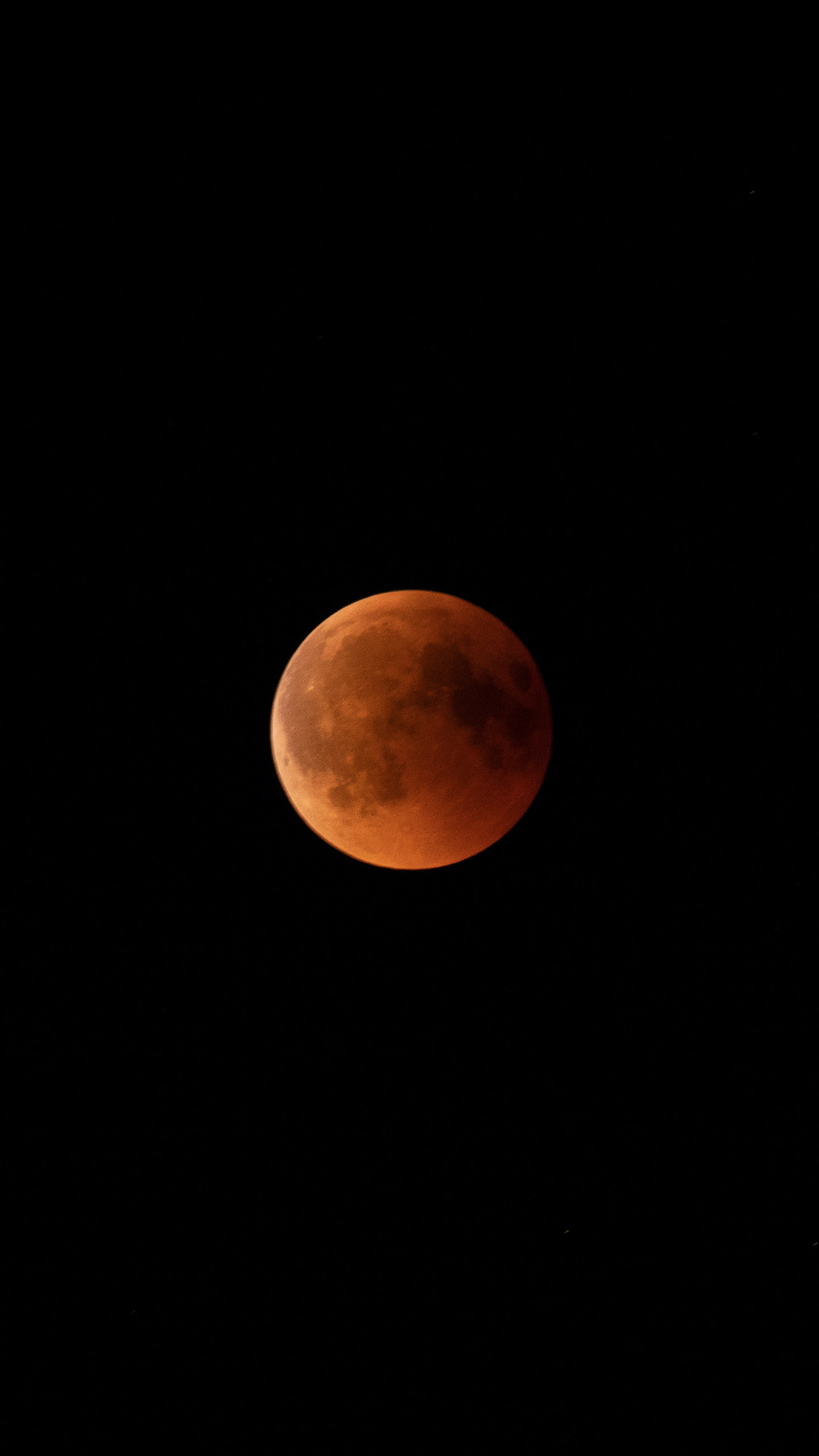 天空上的橙色月亮唯美手机壁纸