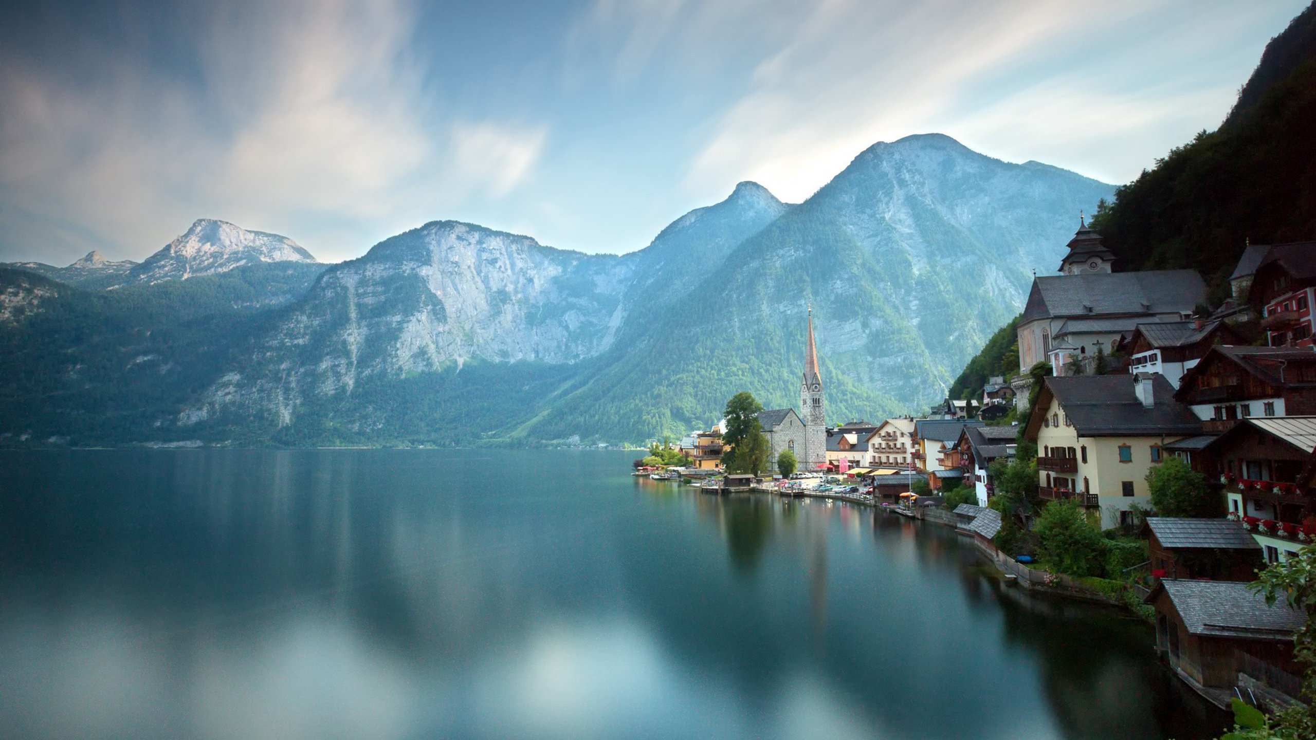 奥地利湖边的美丽小镇哈尔施塔特镇高清2K电脑壁纸