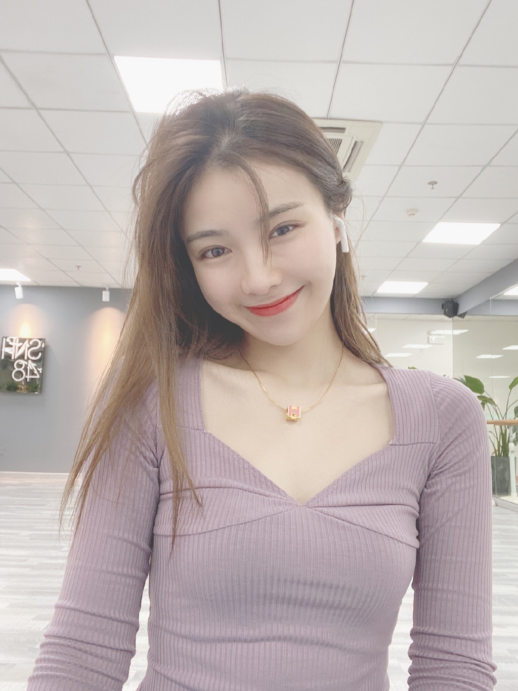 SNH48许杨玉琢淡紫色低胸衣性感诱惑舞蹈室自拍照片