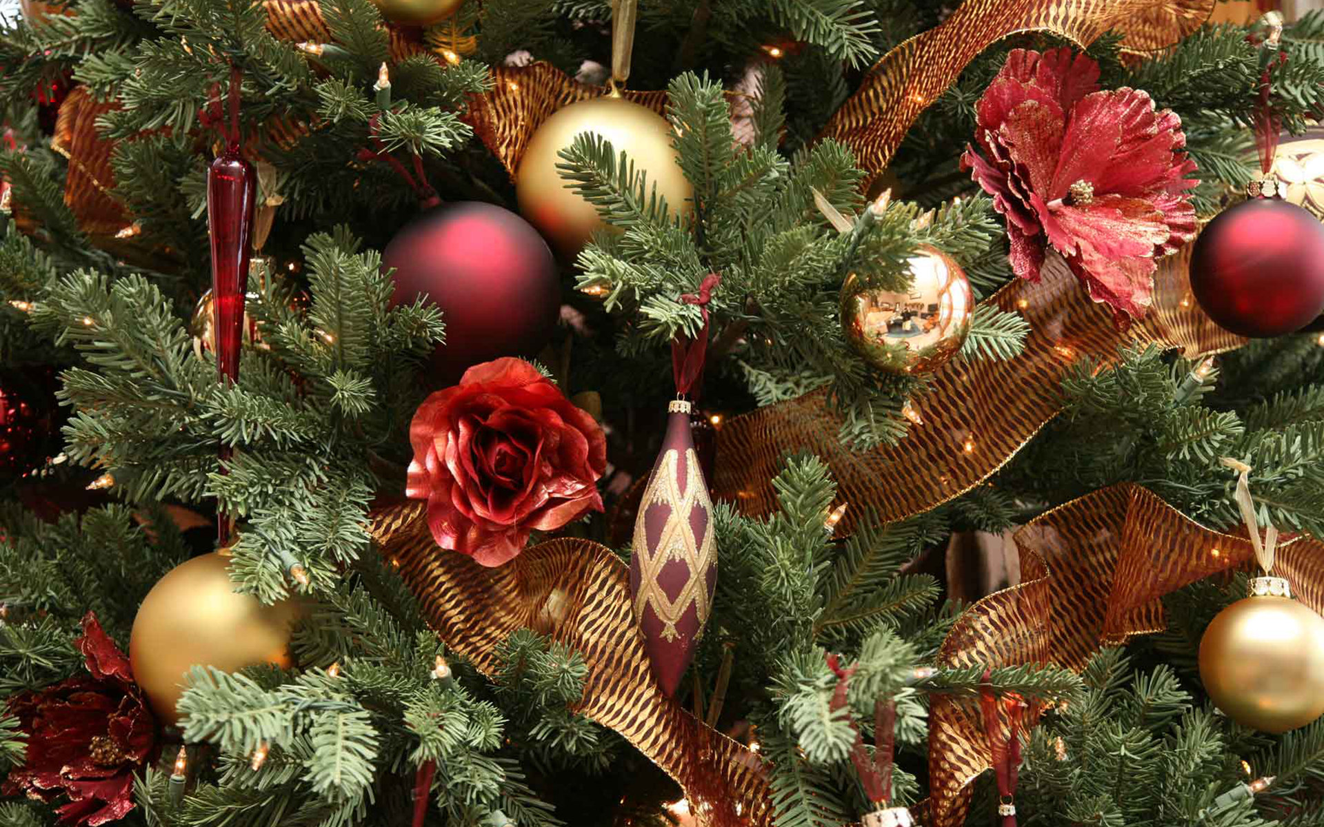 圣诞节专属-挂满彩球的<span style='color:red;'>圣诞树</span>高清节日壁纸图片