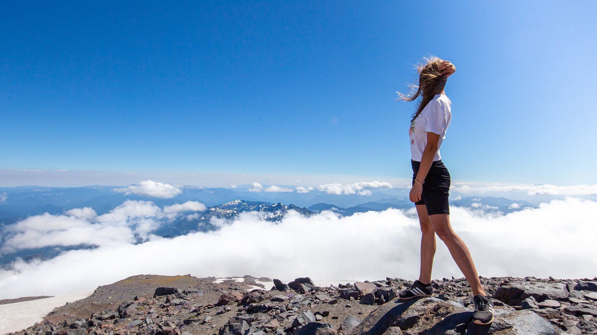 高峰景色，登上山顶的欧美运动美女高清壁纸图片 云雾缭绕的山峰