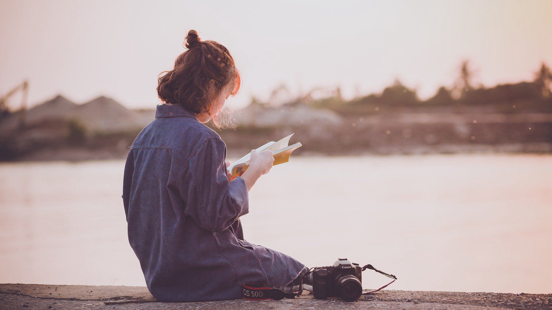 坐在护城河边阅读，放松，休息的<span style='color:red;'>女孩</span>背影唯美摄影美图壁纸图片