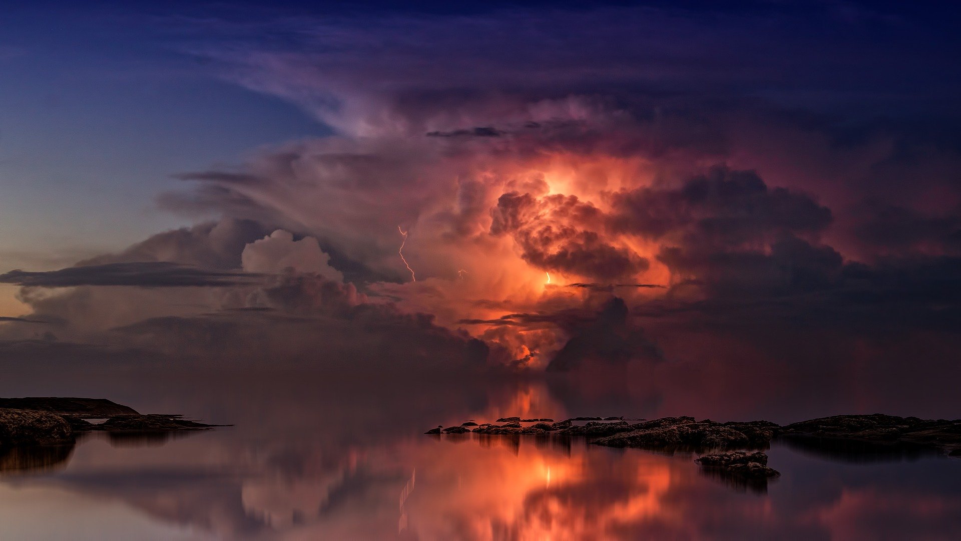 雷暴，海洋上空的雷暴，<span style='color:red;'>黑压压</span>的乌云，敬畏大自然高清壁纸图片