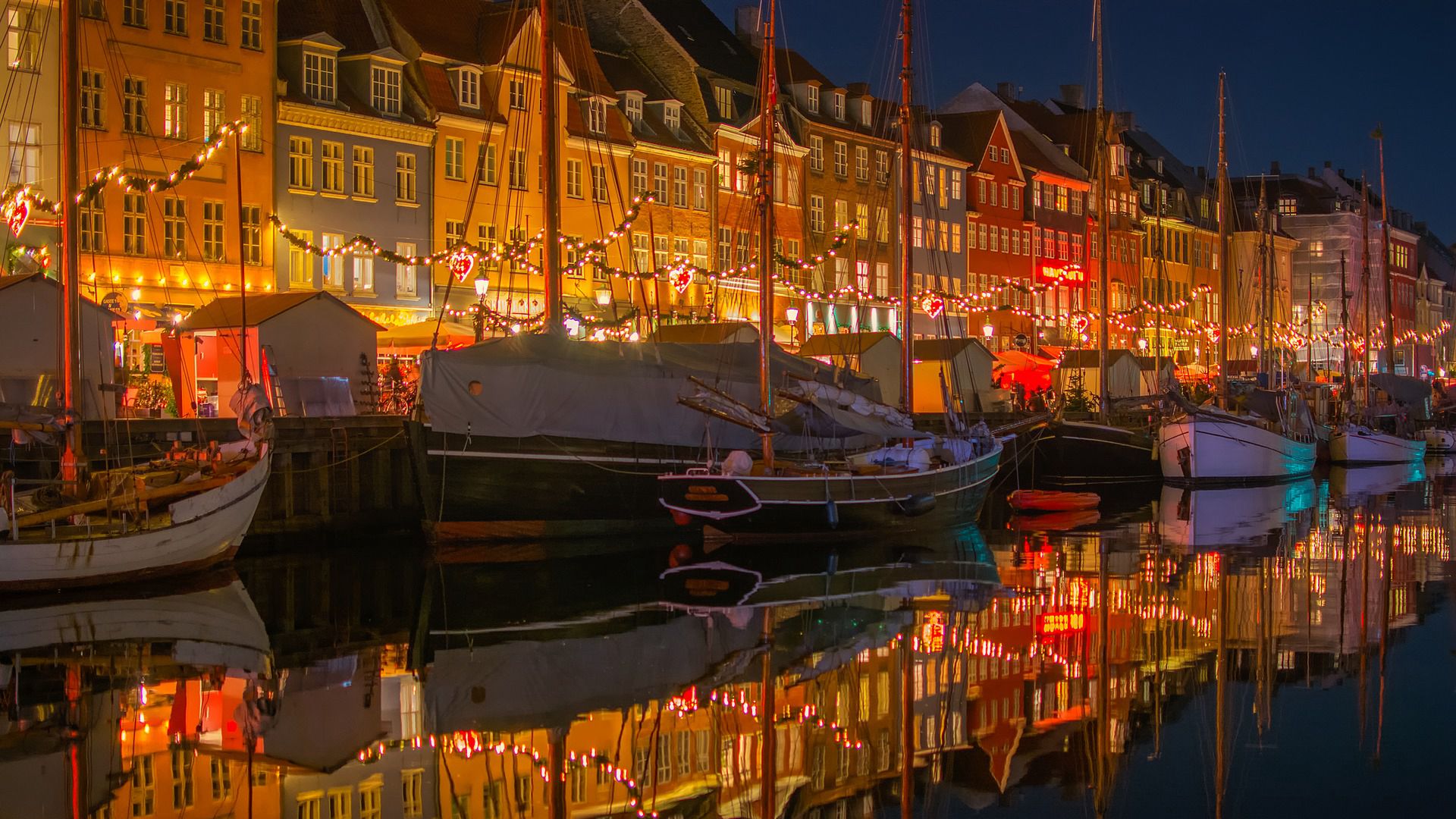 丹麦新港运河夜景，灯火，<span style='color:red;'>建筑</span>，船只等唯美景色壁纸图片