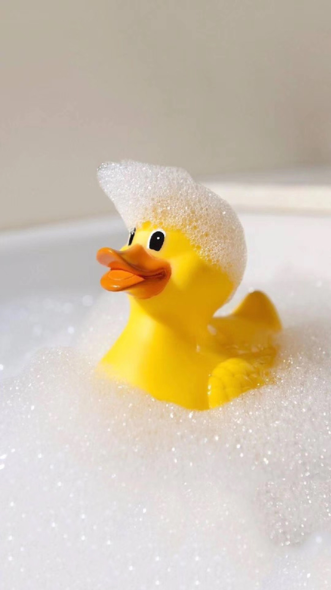 全是泡泡的浴缸里的大黄鸭