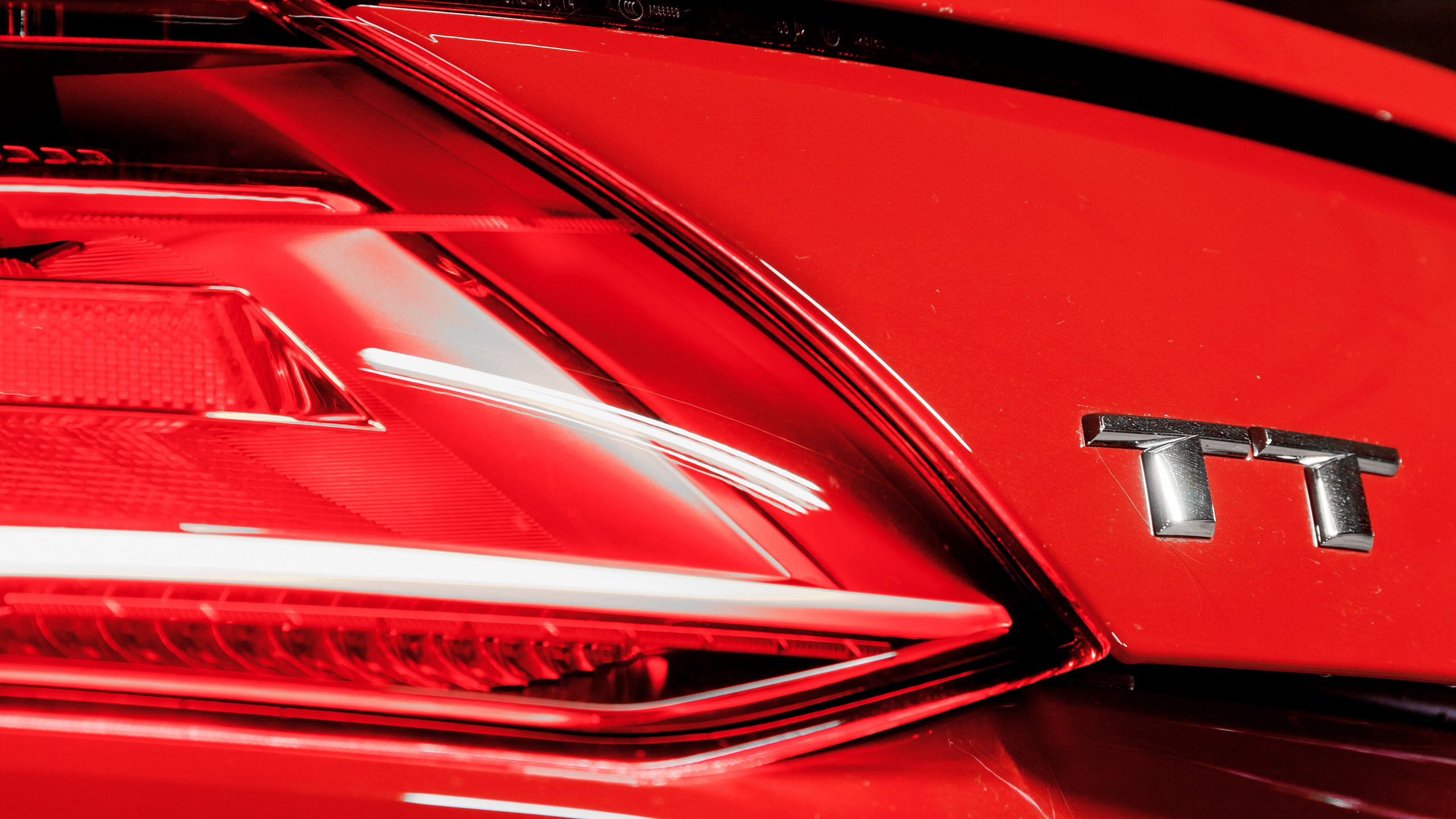 红色奥迪TT跑车高科技内饰及炫酷的车灯细节部分展示壁纸