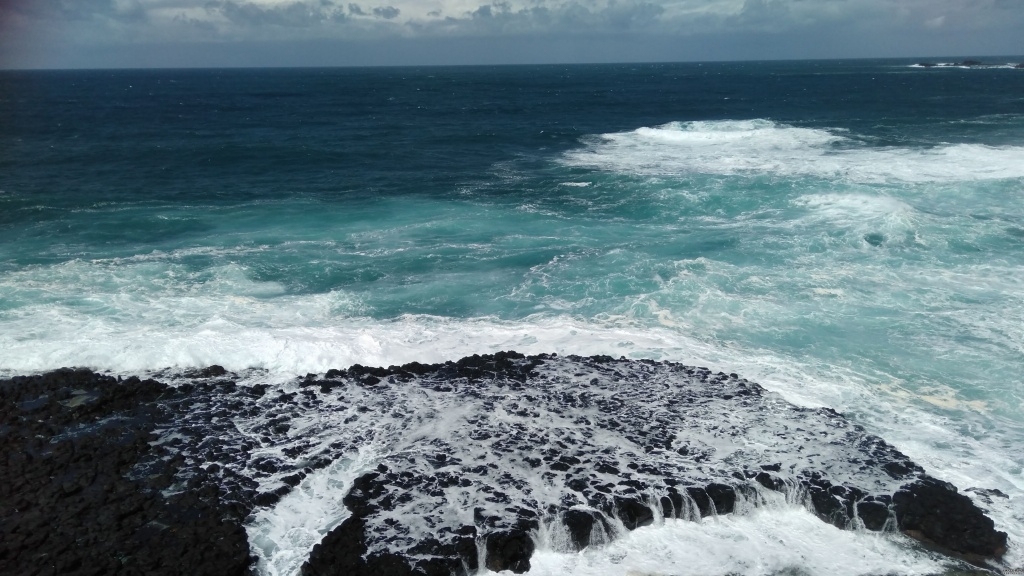 波澜壮阔的海浪拍打着礁石自然风光高清壁纸