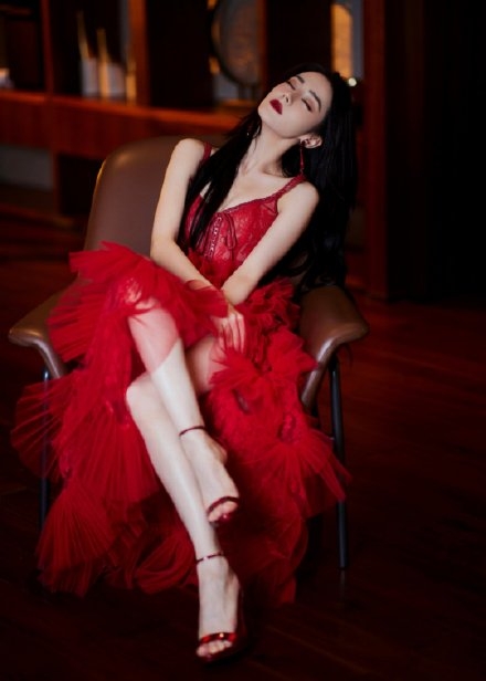 <span style='color:red;'>迪丽热巴</span>性感红裙写真