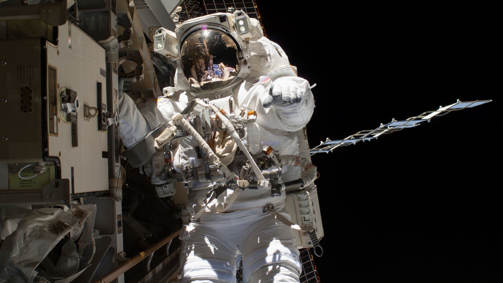 宇航员在太空舱外作业高清桌面壁纸