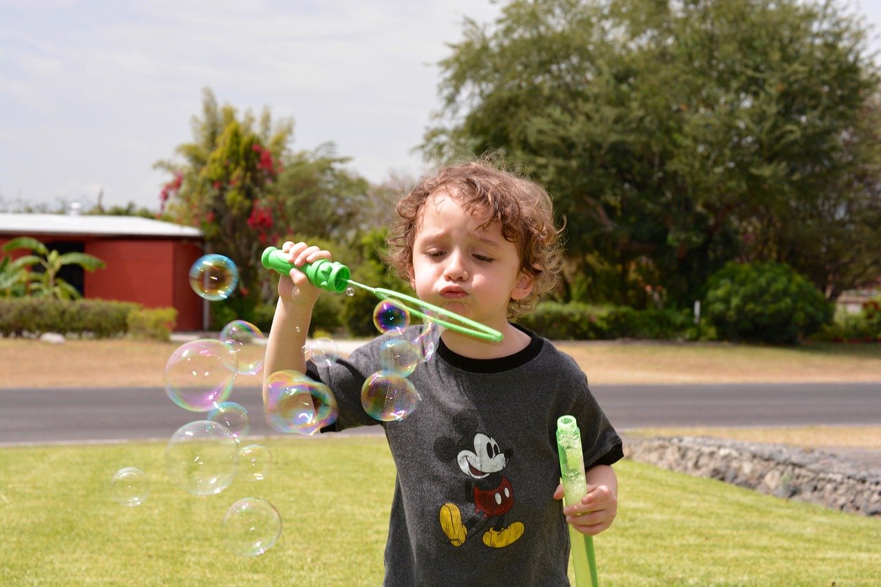 吹泡泡，欢乐<span style='color:red;'>快乐</span>玩泡泡的欧美孩童，小孩意境图片