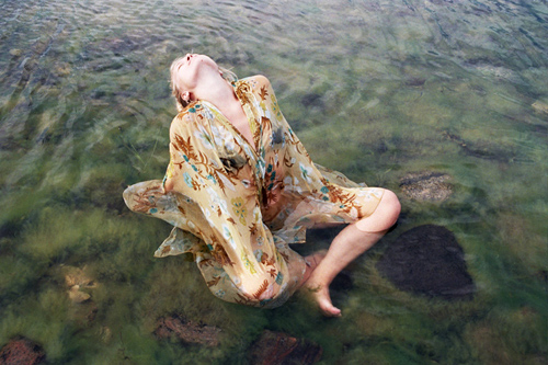 碧波荡漾，欧美女生水中摄影意境美图