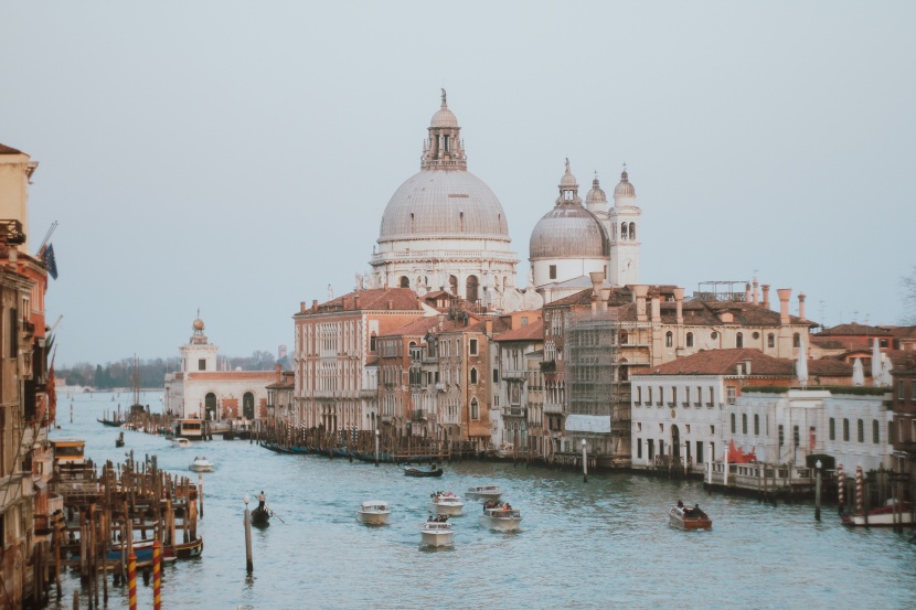 著名的<span style='color:red;'>水上都市</span>，意大利威尼斯沿湖风光及复古建筑唯美图片