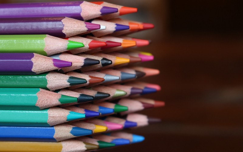 好看的彩色铅笔图片，学习文具之彩色铅笔静物背景美图