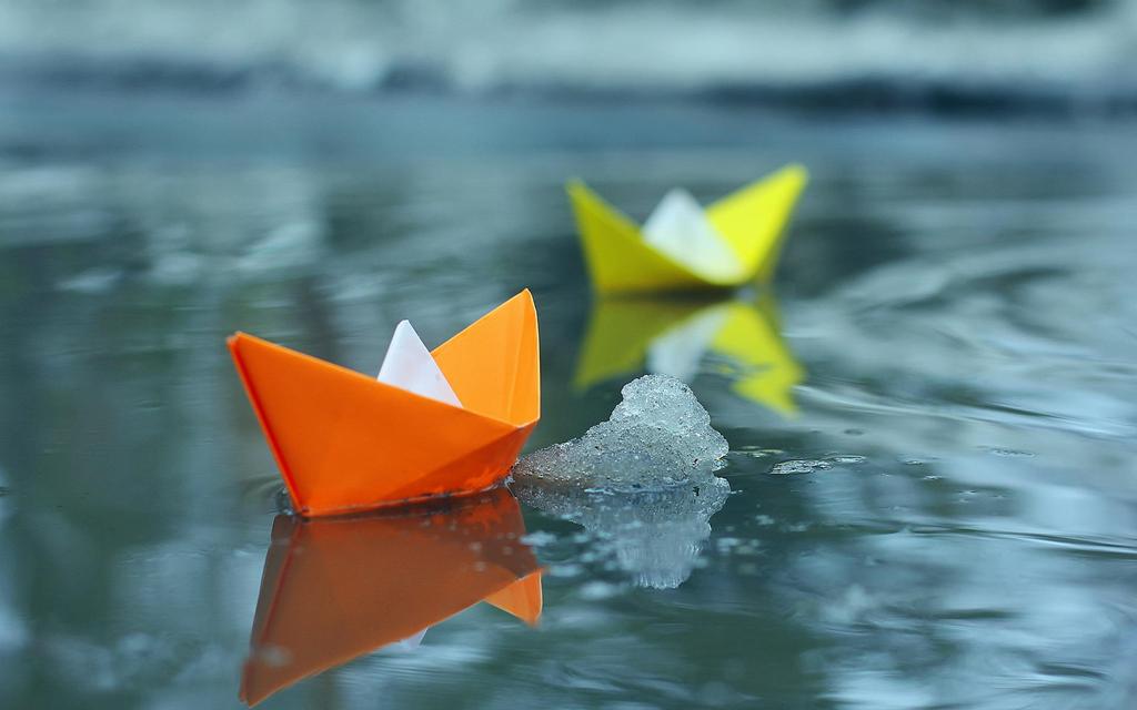 五颜六色的清新纸船图片，折个纸船，让自己轻松，让生活快乐