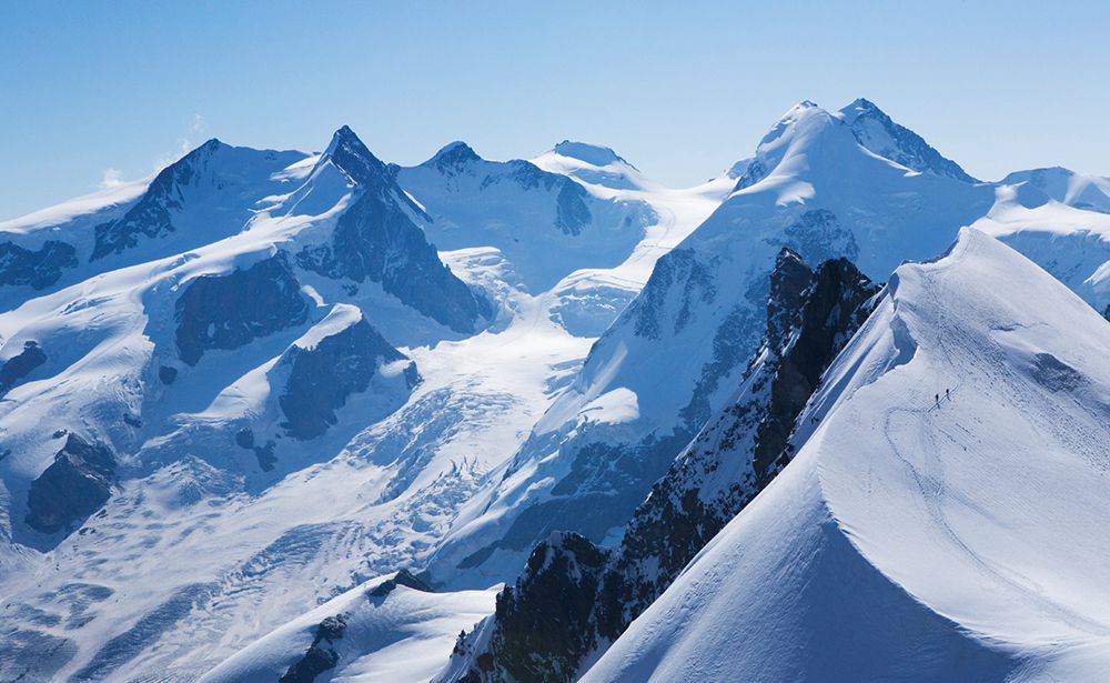 瑞、意边境的<span style='color:red;'>雪山</span>，瑞士最高峰杜富尔峰唯美景色图片