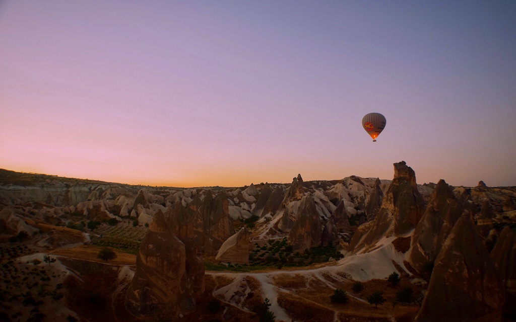 飞行在天空中 颜色多姿多彩的热气球唯美背景图片