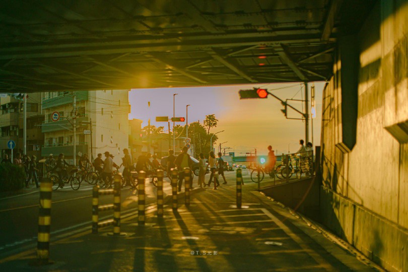城市中的街头和人群唯美逆光摄影意境图片