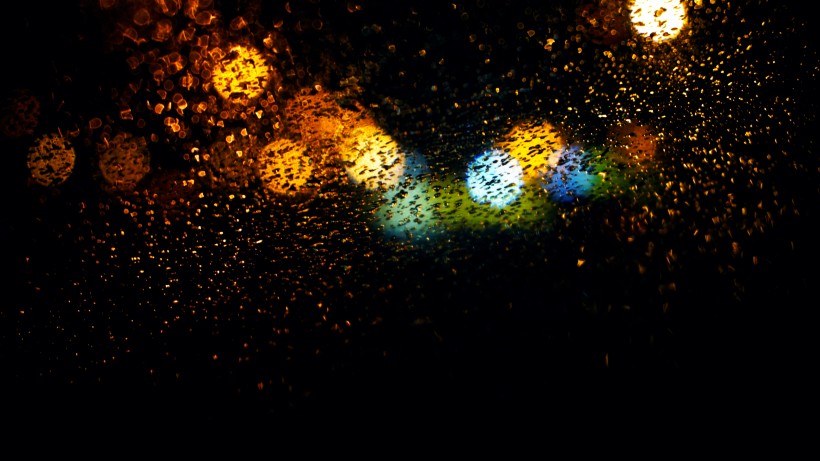 夜晚，夜色中，玻璃上的水滴、雨水唯美意境图片