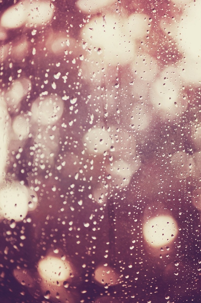 落在玻璃上的雨水，唯美朦胧清新意境水滴图片