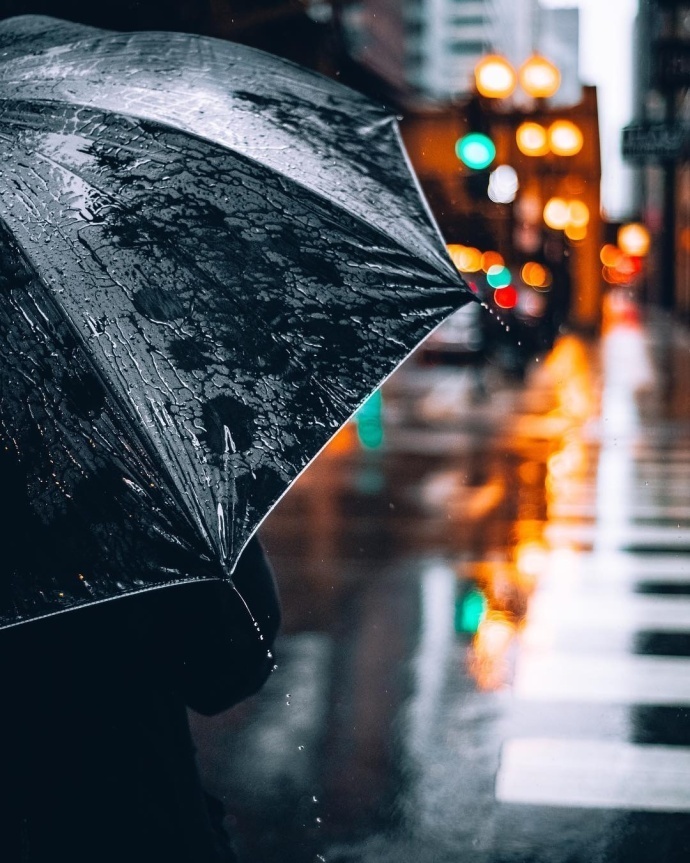 城市，<span style='color:red;'>下雨天</span>，街道，马路 拿着雨伞的人们唯美非主流意境图片