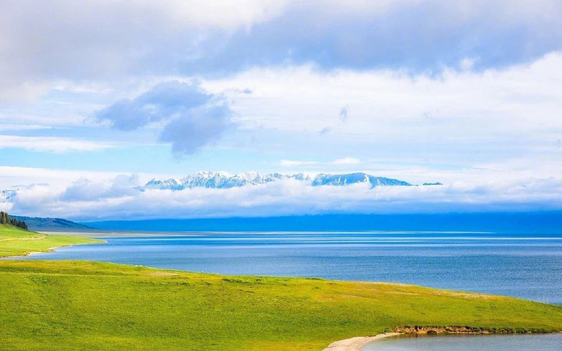 伊犁风光，新疆伊犁一望无际的大草原，湖泊，雪山唯美图片