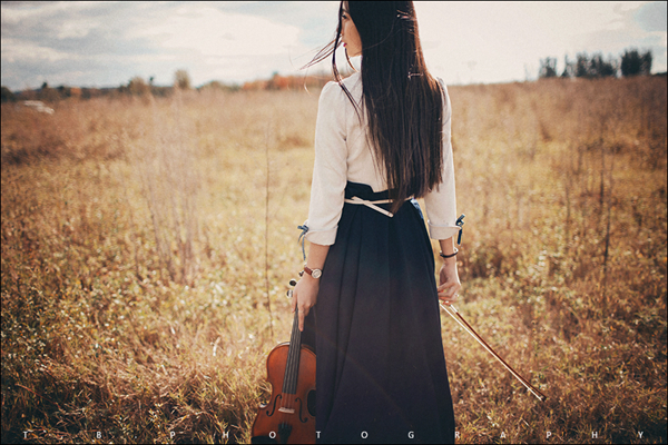 原野上的弦音-长发少女户外拉小提琴唯美图片