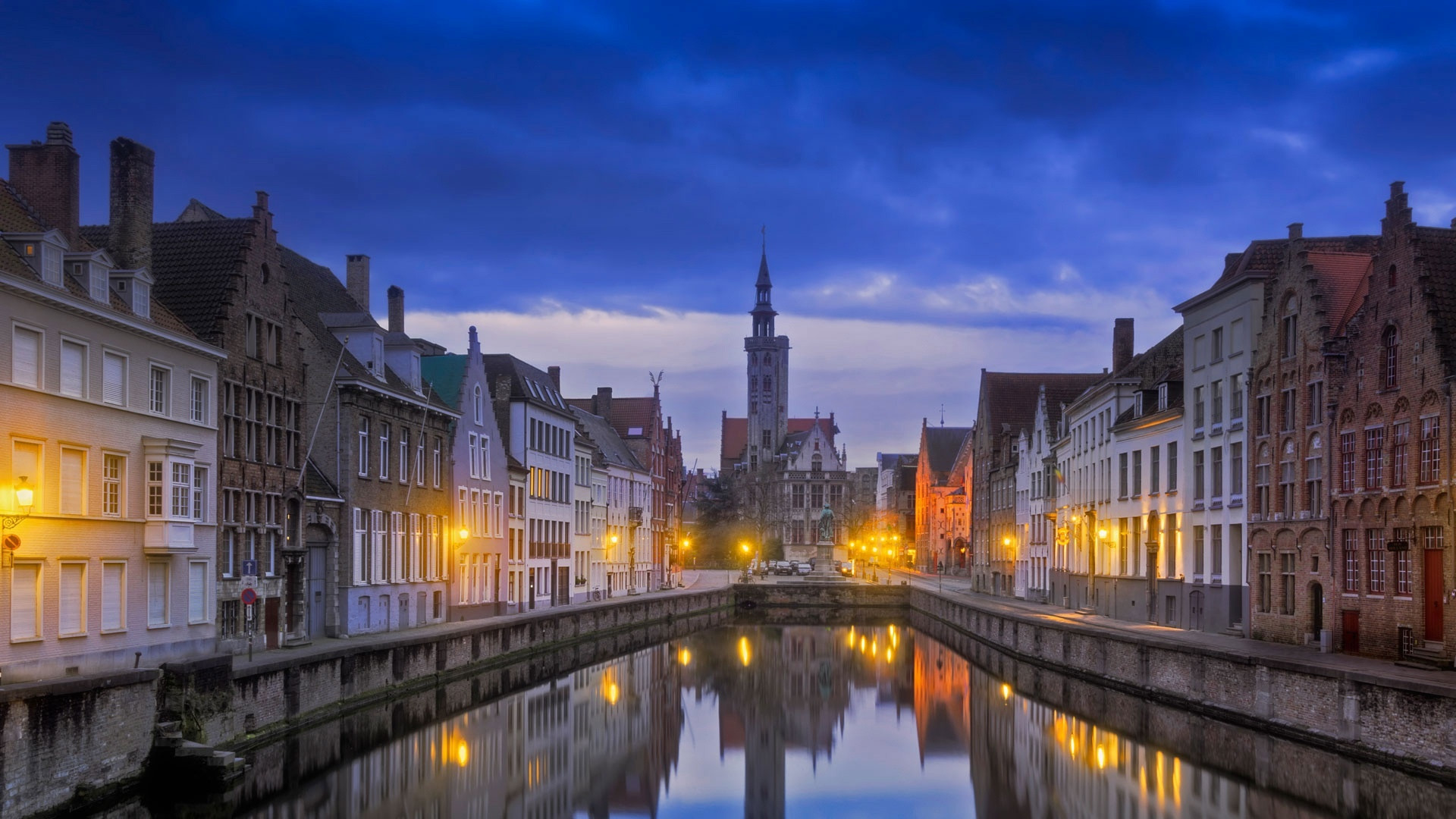 比利时古城，黄昏或傍晚时的比利时旅游胜地布鲁日<span style='color:red;'>城市</span>风光美图