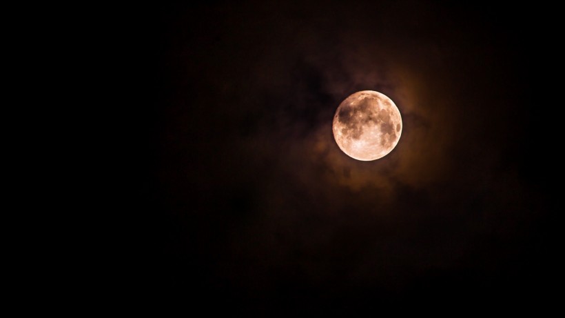 高清镜头下的月亮，<span style='color:red;'>月球</span>表面唯美静谧景色图片