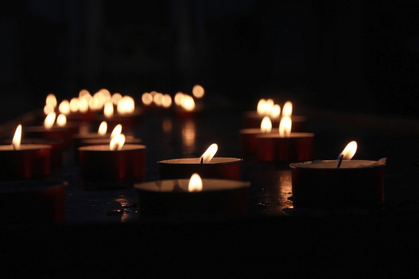 黑暗中点燃的蜡烛唯美安静图片