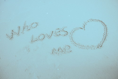 沙滩上写下的文字，记录着每一个经过这里的人