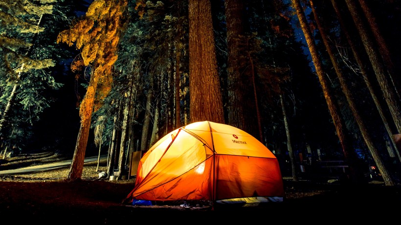 <span style='color:red;'>旅游</span>在外的人们，各种不同场景野外宿营搭帐篷高清图片