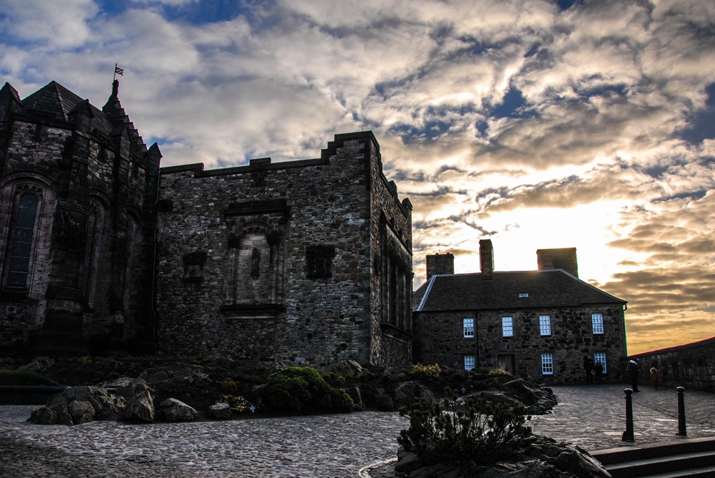 苏格兰精神的象征，耸立在死火山岩顶上的爱丁堡城堡唯美图片