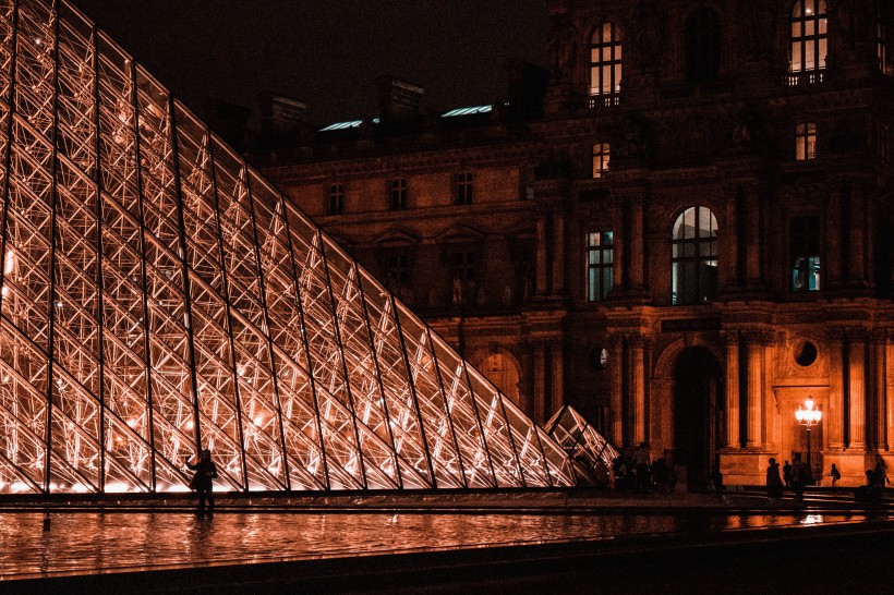 夜色下的法国巴黎卢浮宫<span style='color:red;'>灯火璀璨</span>唯美图片