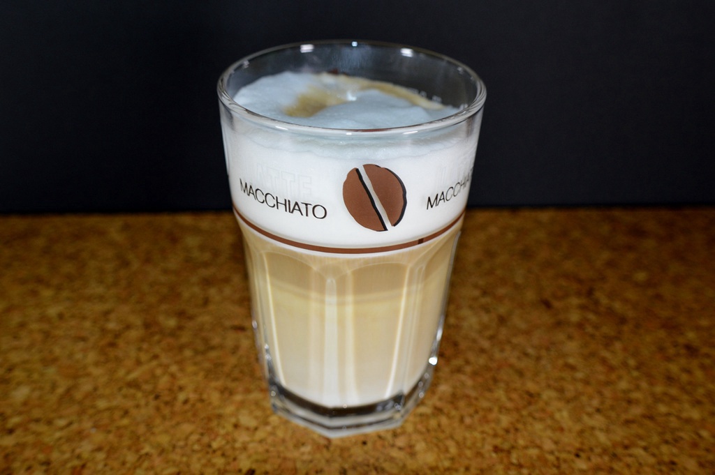 香浓的奶咖啡，玛奇朵咖啡饮料唯美静物摄影图片