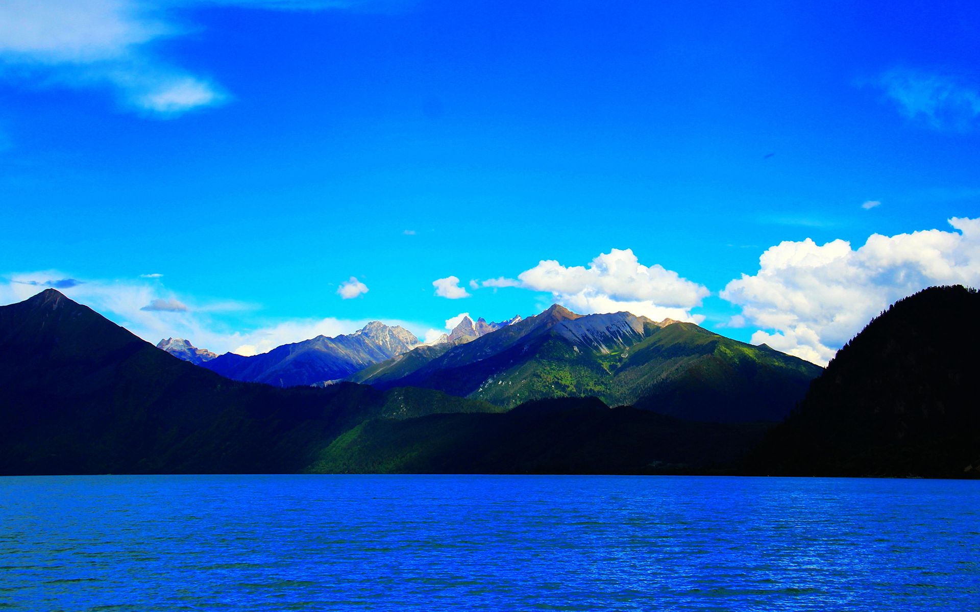 蓝蓝的天，<span style='color:red;'>绿色的湖</span>，国家4A级景区巴松错（错高湖）唯美山水风景图片
