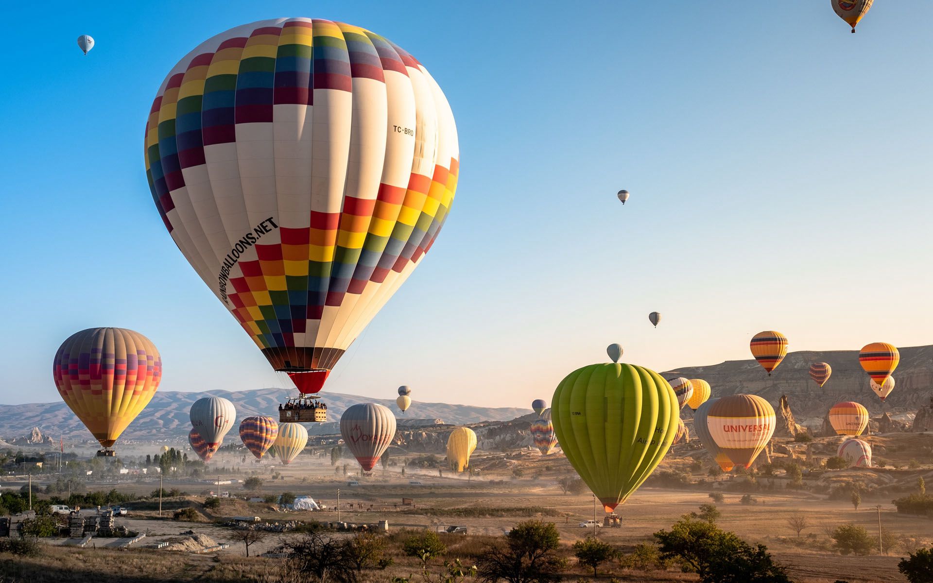 体会热气球飞行的美好，在天空中缓慢飞行的热气球唯美图片