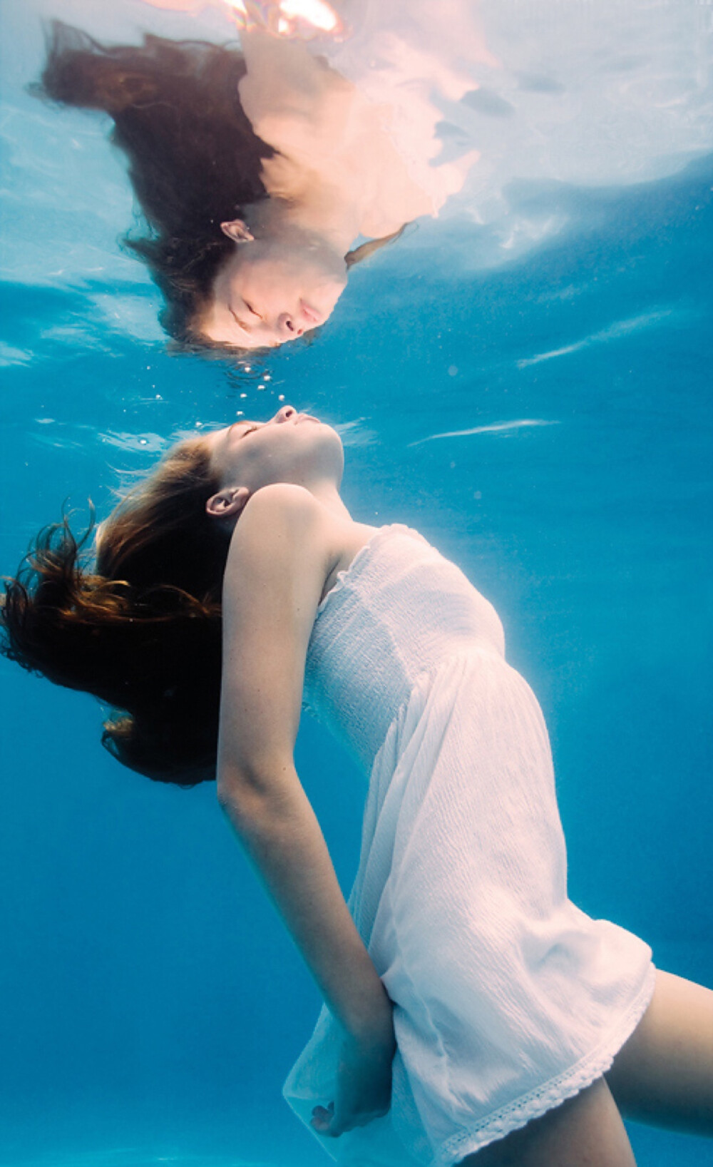 如梦似幻，就像那鱼儿水中游，超美女人<span style='color:red;'>水下摄影</span>意境图片