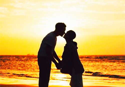 夕阳下一对对相爱的情侣爱人拥抱，<span style='color:red;'>亲吻</span>等唯美图片