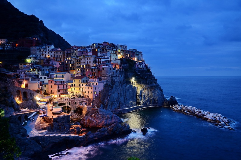 建在海边的美丽渔村，意大利<span style='color:red;'>五渔村</span>风光景色，以及夜景摄影美图