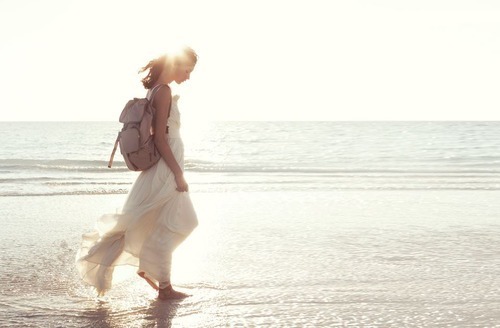 海边的女孩清新唯美图片-九月的海风