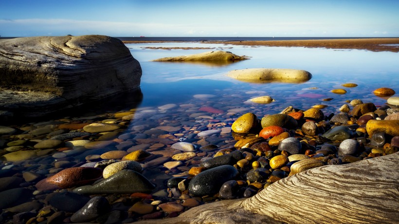 分布在湖海边，<span style='color:red;'>沙滩</span>，地上的各种唯美鹅卵石意境图片