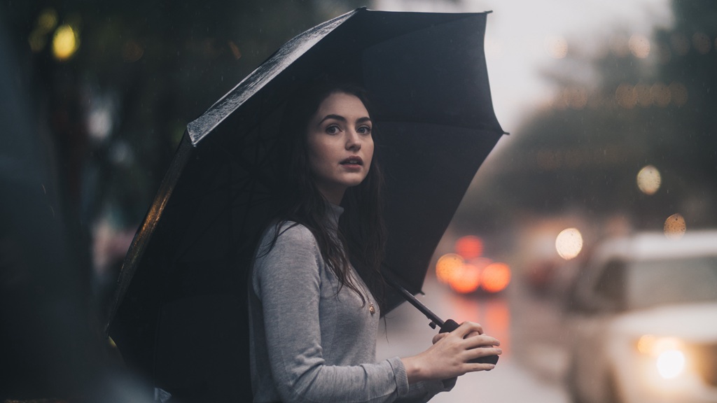 下雨天撑着伞行走在城市街头马路上的人们唯美感伤图片
