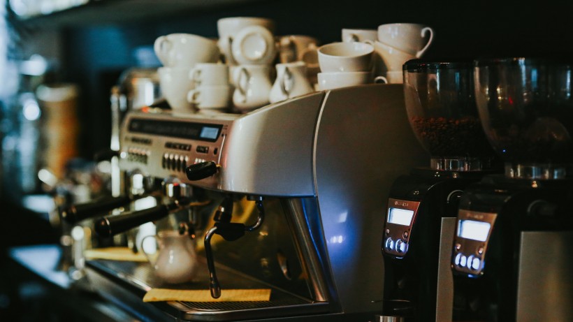 生活中的小帮手咖啡机，冲泡咖啡过程中的唯美意境图片