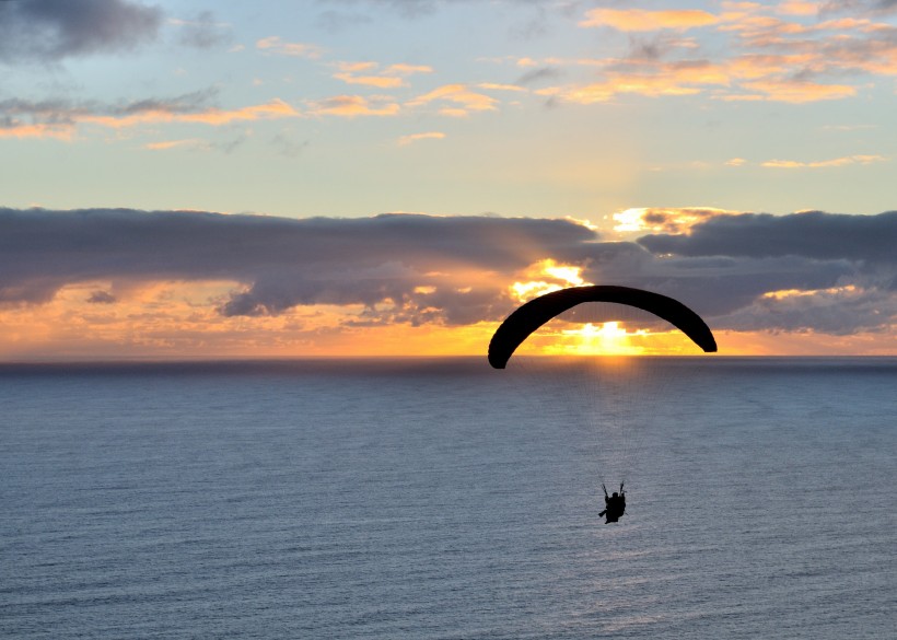 天空中滑翔的滑翔伞运动唯美背景图片